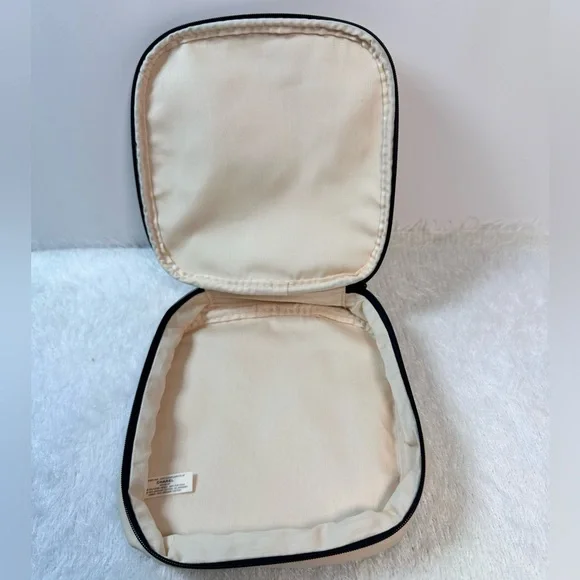 CHANEL Makeup Cosmetic Bag 🤍 - Picture 5 of 6